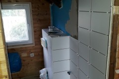 www.schlei.haus / Badezimmer / WC Vorwandmontage / Fliesen