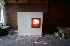www.schlei.haus / Wohnzimmer / Grundofen / Aussenwand / Verputzt / Abgenommen / Erstes Anfeuern
