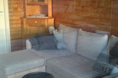 www.schlei.haus / Wohnzimmer / Blick von der Terrasse in die Sofaecke